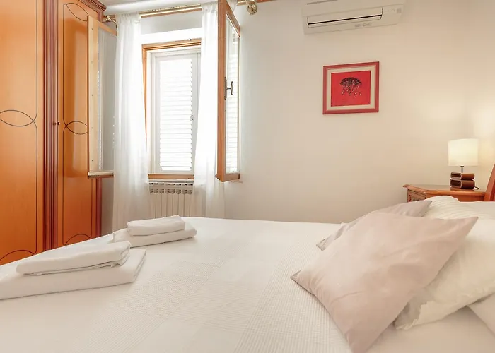 Hedera Estate, Hedera A17 *